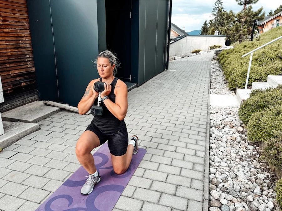 Frau beim Training mit einer Kurzhantel