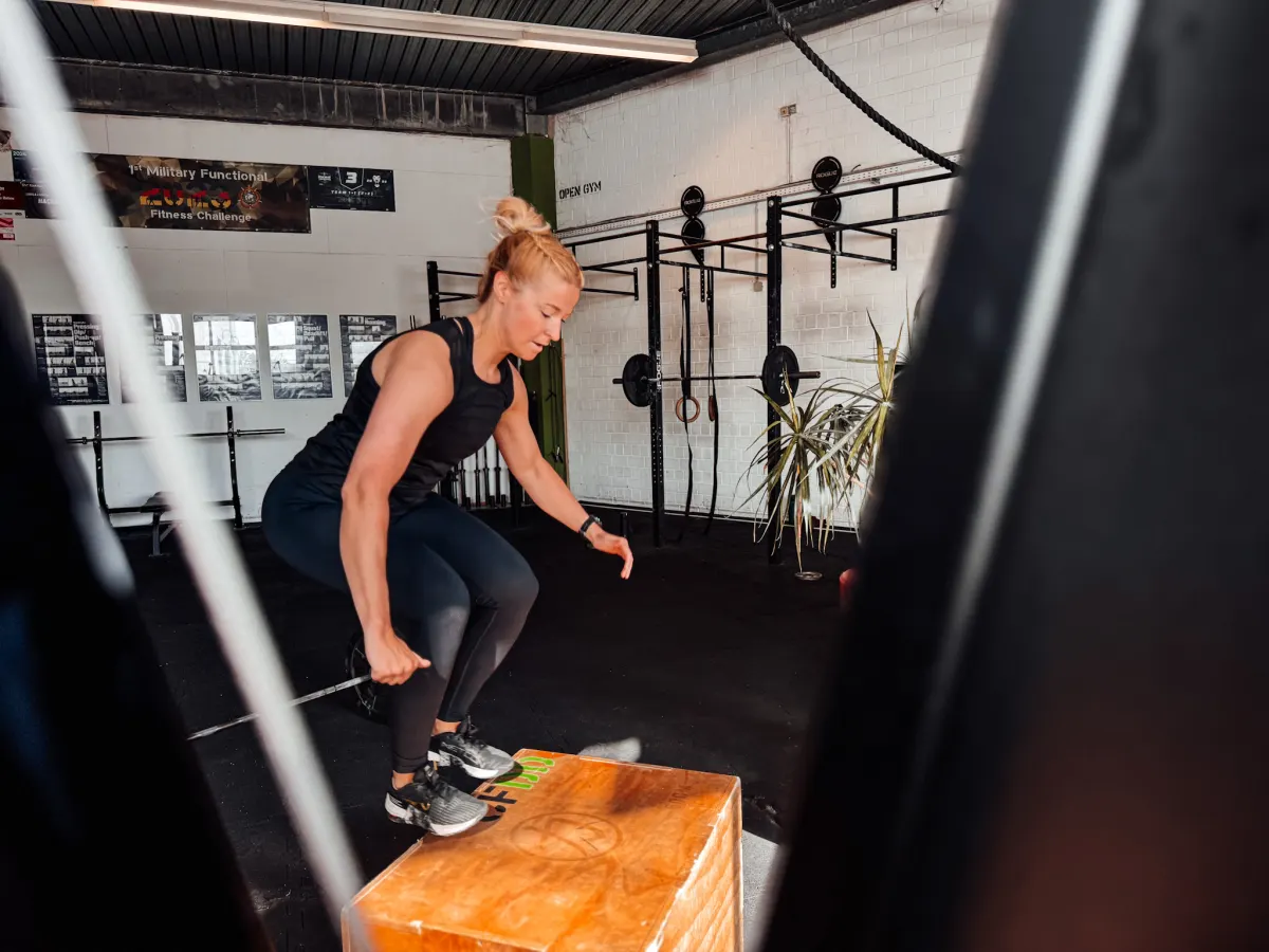 Athletin bei Box Jumps in einer CrossFit-Box