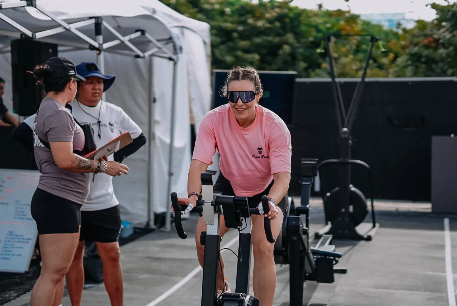 Athletin auf dem Bike bei einem Functional-Fitness-Wettkampf
