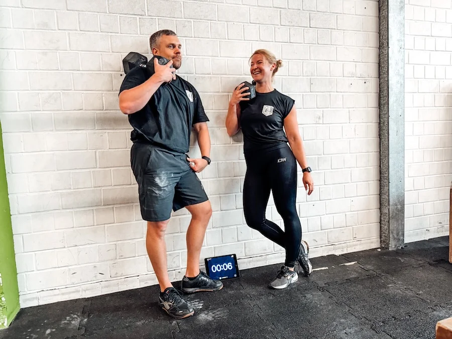 Zwei Athleten in einer Trainingspause